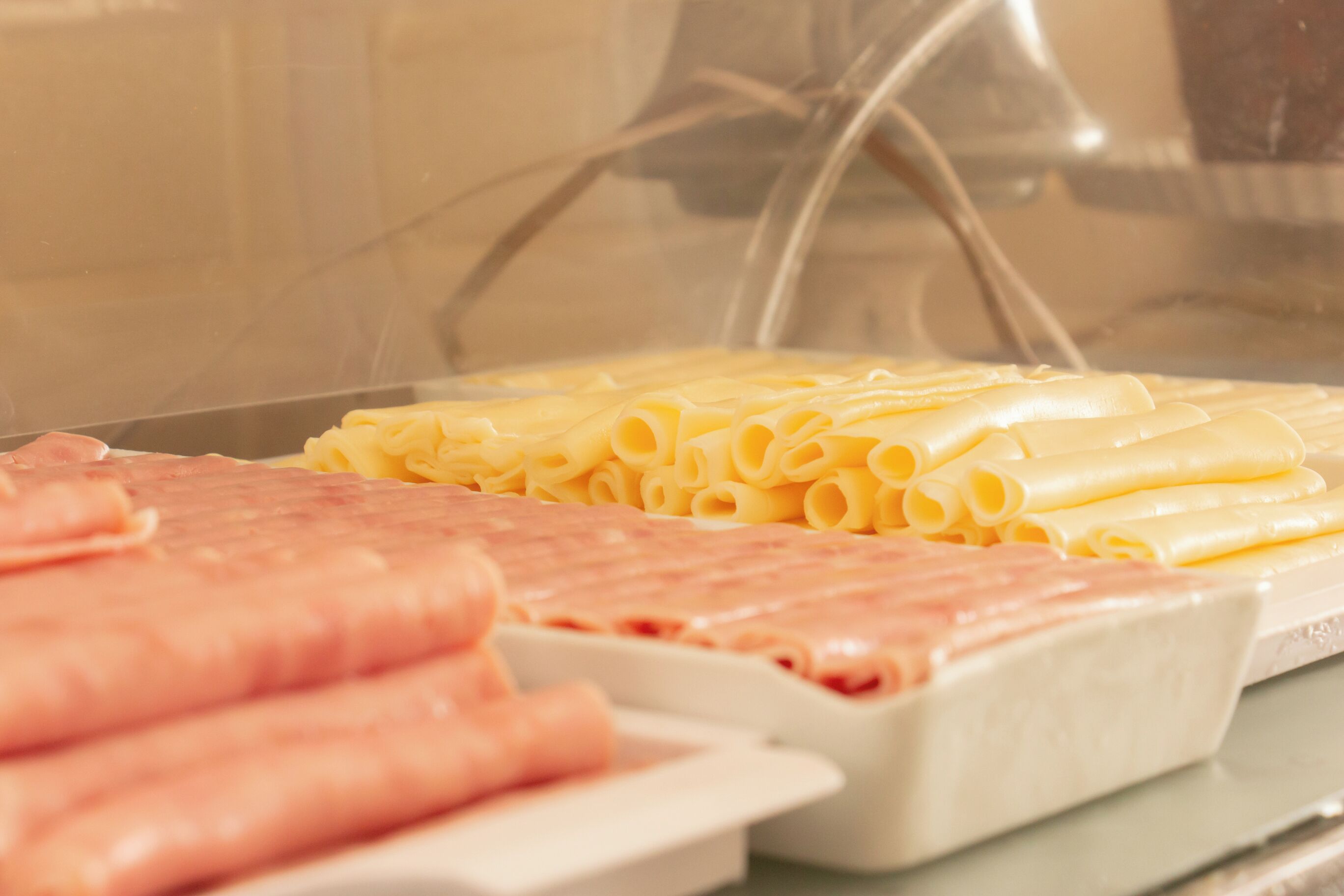 Ein Buffet mit Pasta, Schinken und Käse.