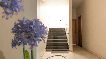 Standardværelse | Opholdsområde | 32-tommers fladskærms-tv med digitale kanaler, tv