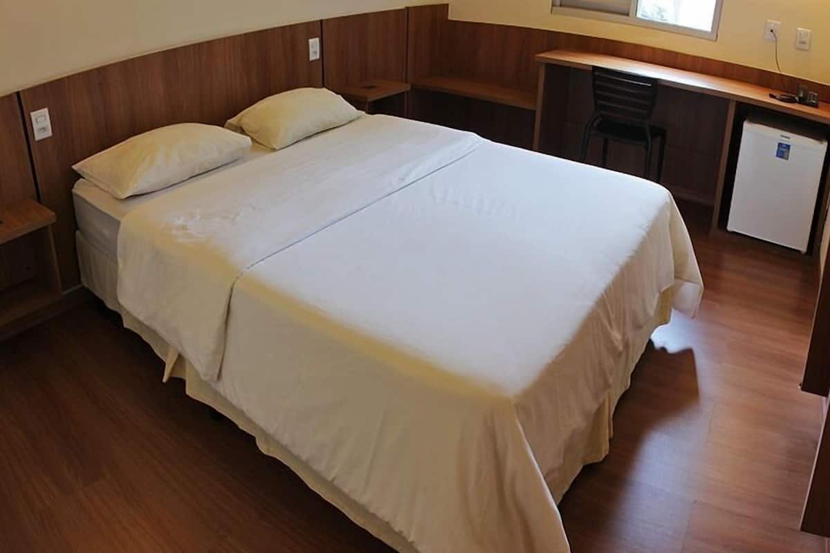 Exclusive Room | Meja, kalis bunyi, katil bayi/kot (percuma), Wi-fi percuma