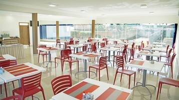 Daily buffet breakfast (BRL 15.00 per person)