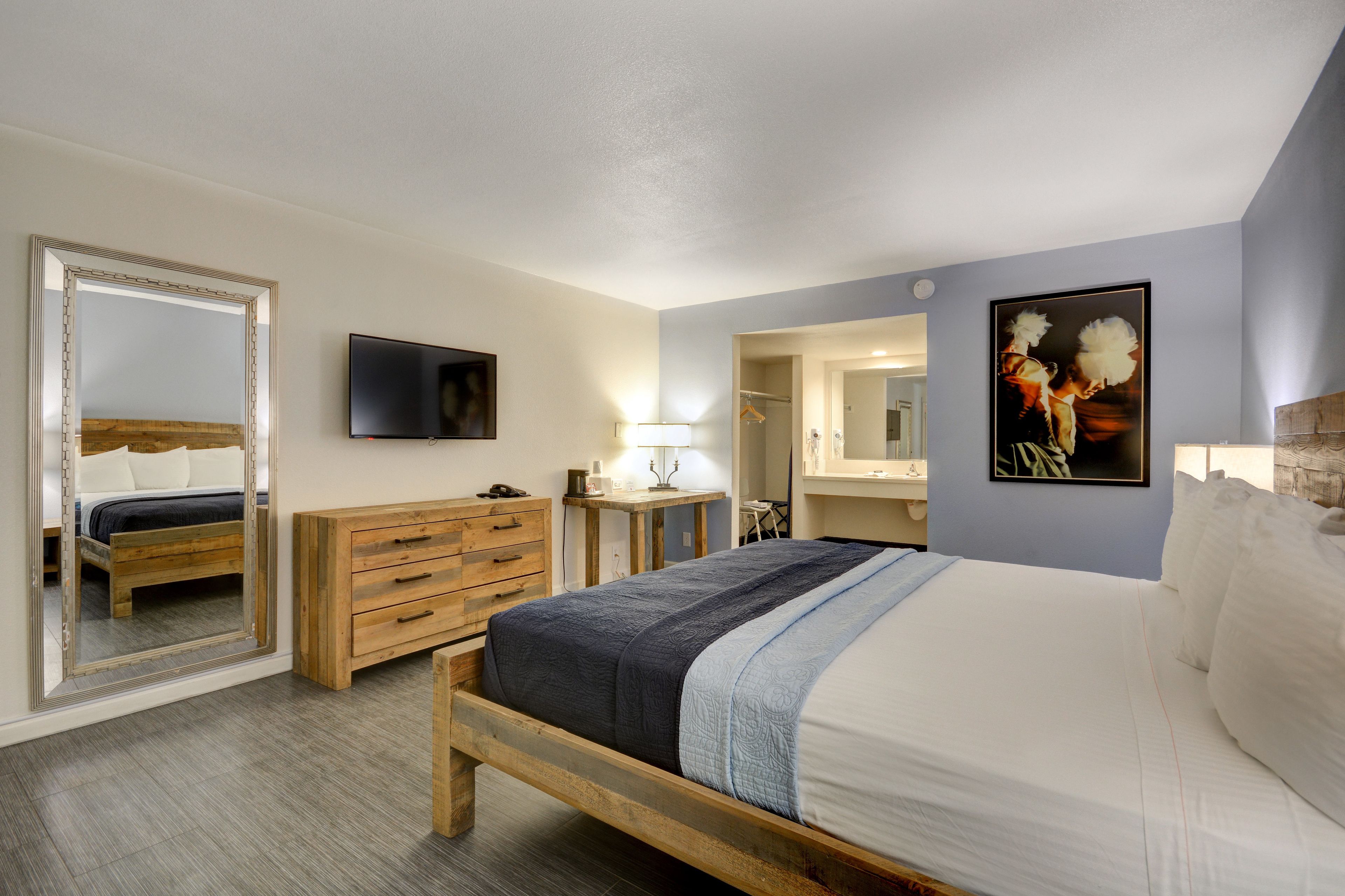 Photo - Thunderbird Hotel
