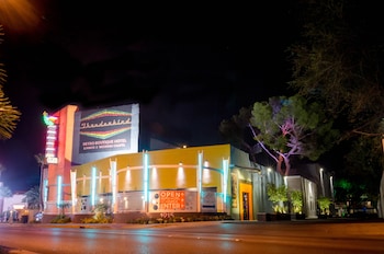 Hotel exterior and entrance at Thunderbird Hotel