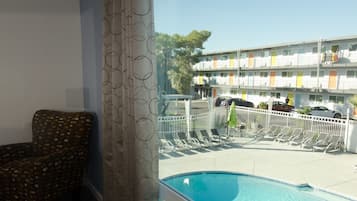 Exclusieve suite, 1 kingsize bed, terras, aan het zwembad | Uitzicht vanuit de kamer