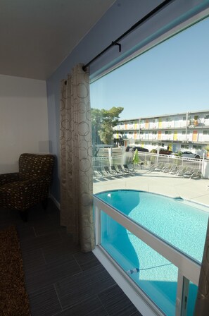 Suite exclusiva, 1 cama de matrimonio grande, patio, junto a la piscina | Vistas desde la habitación