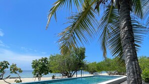 A poolside area with a view of the beach and ocean. - SABAI (Cartagena)