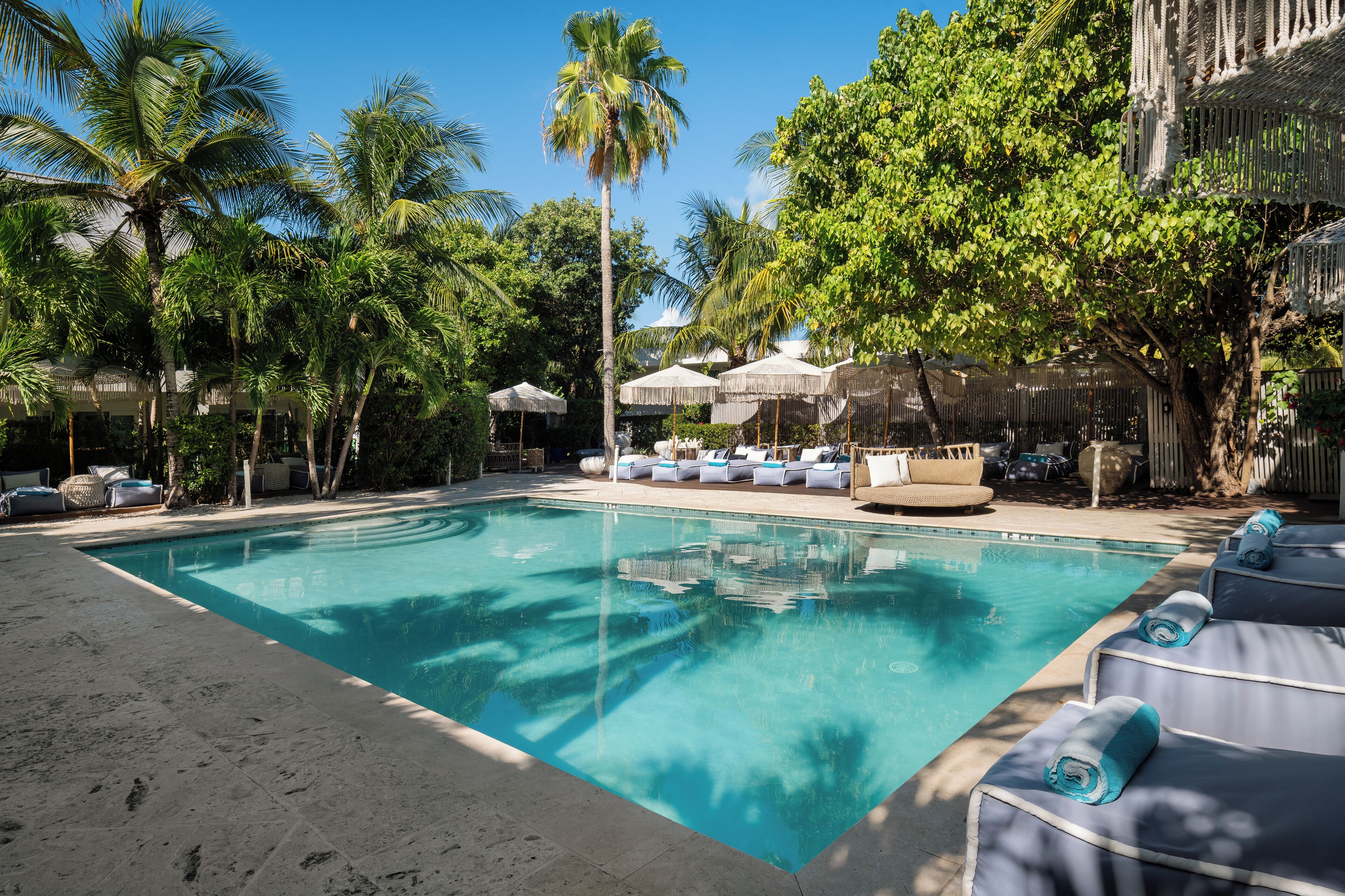 2 outdoor pools, pool loungers