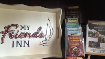 Eine Präsentation von 'The Woodlands' Teesorten und einem Schild mit der Aufschrift 'My Friends Inn'.