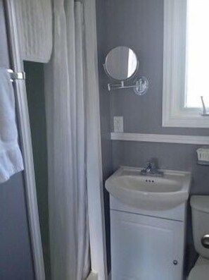 Free toiletries, hair dryer, towels - My Friends Inn Manitoulin (Assiginack)