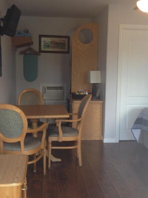 Geladeira, micro-ondas, cafeteira/chaleira