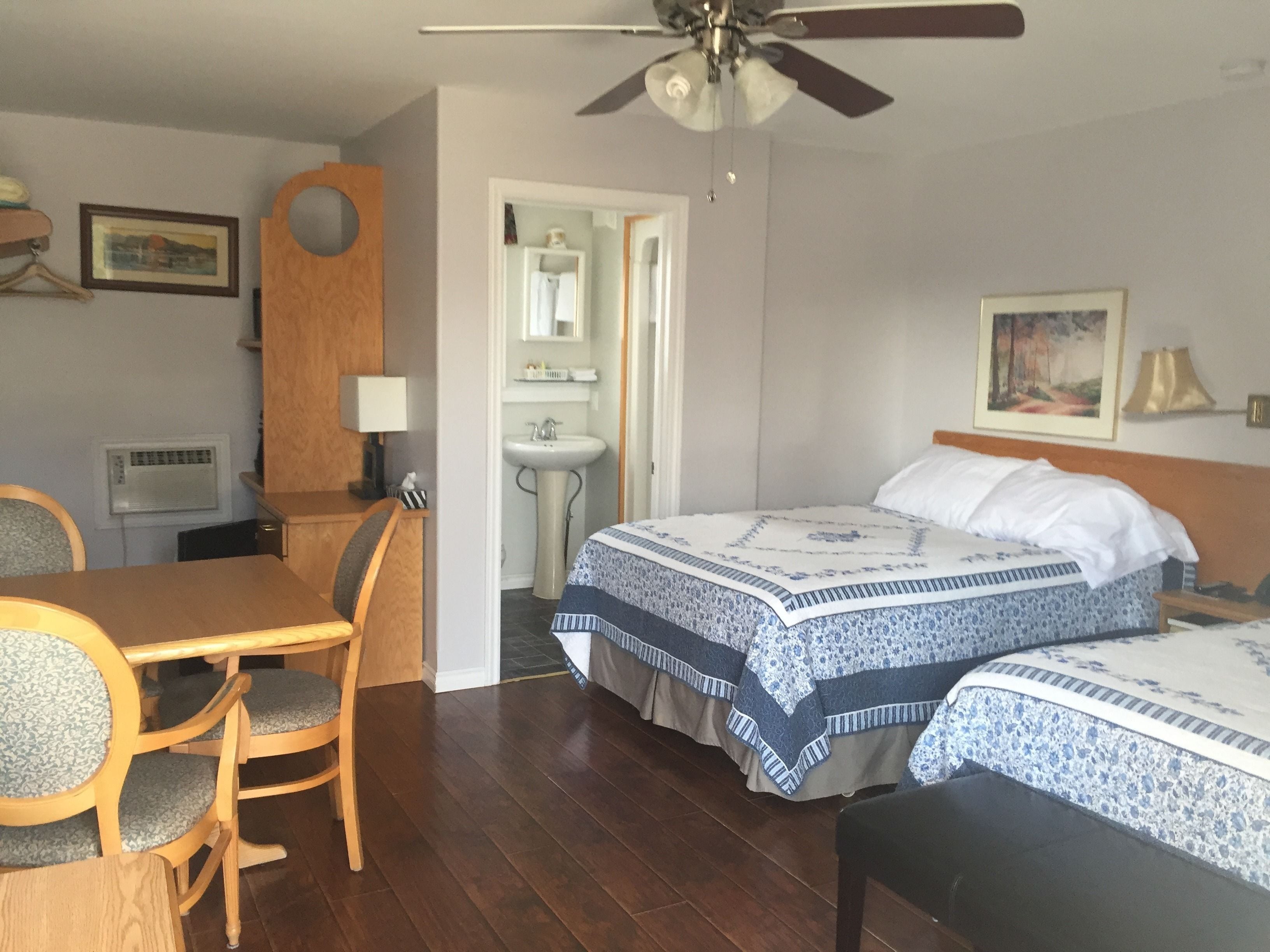 Chambre Standard, 2 lits doubles, non-fumeur, cuisinette | Accès au Wi-Fi (inclus), literie fournie