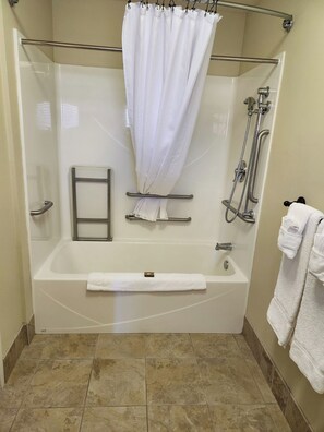 ADA Room , 1 Queen Bed, Non Smoking (Patio) | Baño | Amenidades de baño gratuitas, secadora de cabello, toallas, jabón 