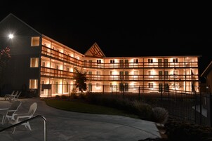 住宿正面 - 傍晚/夜晚