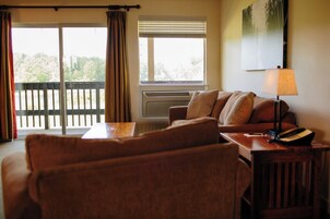 Suite, Living quarters, 1 King Bed with Sofabed, Non Smoking, Balcony | 起居区