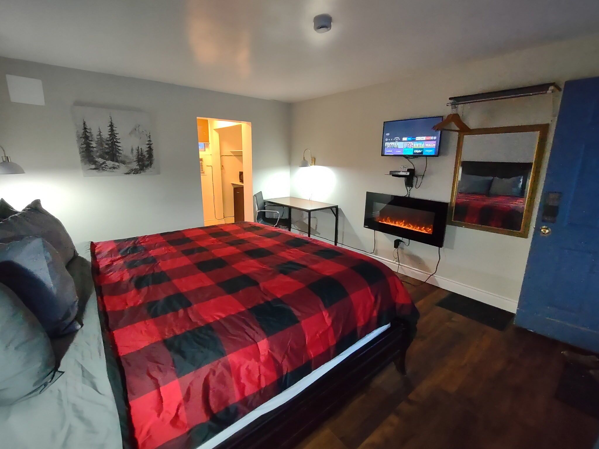 Standard Room, 1 King Bed, Non Smoking | Blackout drapes, free WiFi, bed sheets