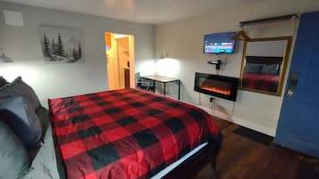 Standard Room, 1 King Bed, Non Smoking | Blackout drapes, free WiFi, bed sheets