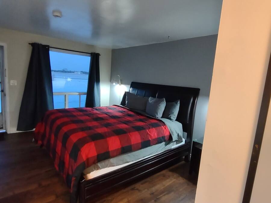 Standard Room, 1 King Bed, Non Smoking | Blackout curtains, free WiFi, bed sheets