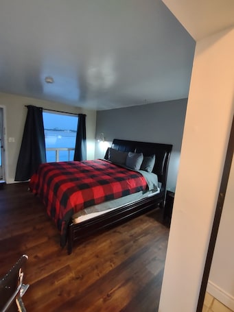 Standard Room, 1 King Bed, Non Smoking. Skyview Motel