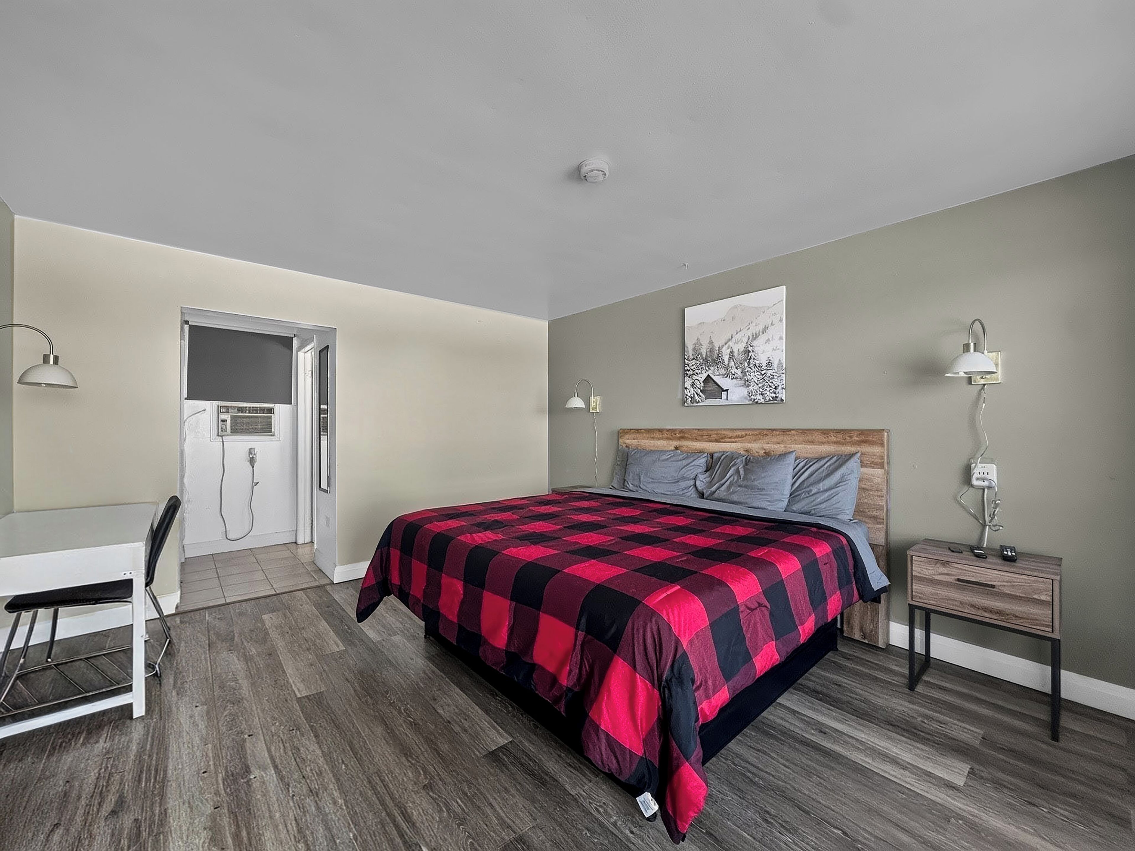 Standard Room, 1 King Bed, Non Smoking | Blackout curtains, free WiFi, bed sheets