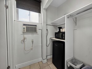 Fridge, microwave, coffee/tea maker - Skyview Motel (Melancthon)