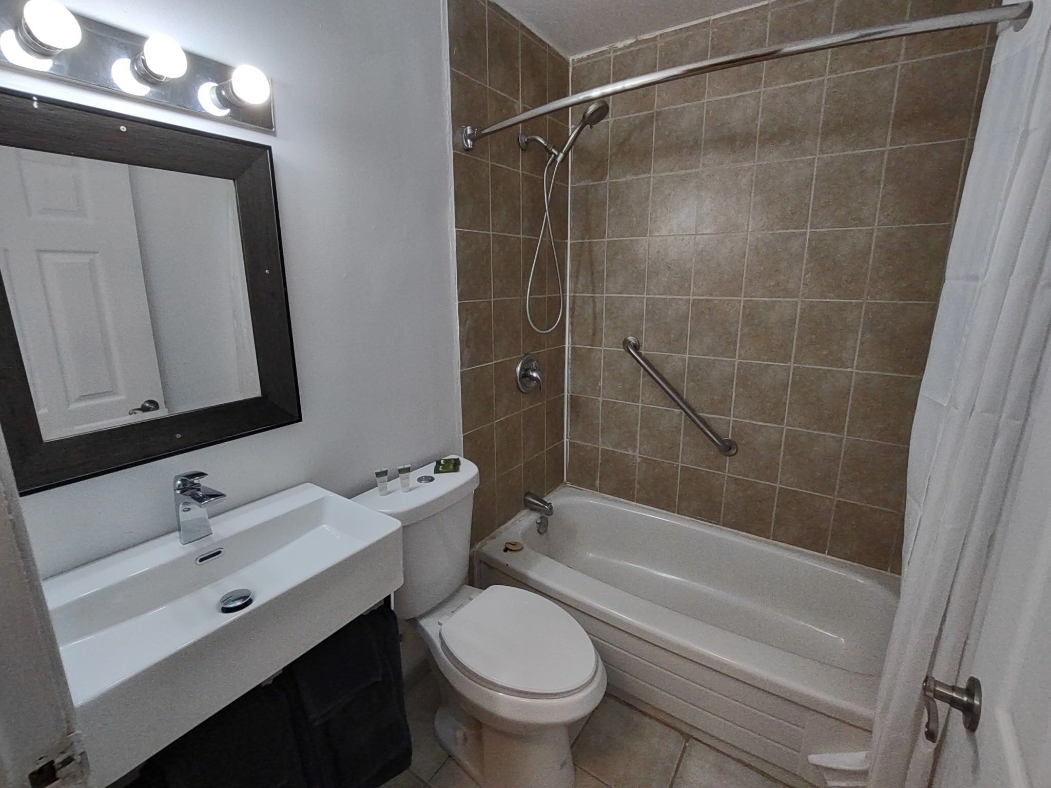 Ensemble baignoire-douche, articles de toilette (gratuits)