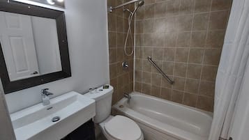 Ensemble baignoire-douche, articles de toilette (gratuits)