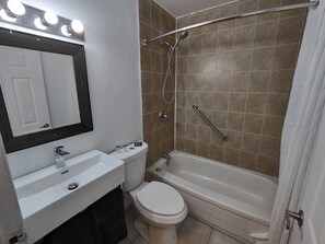 Combined shower/bathtub, free toiletries, towels, soap - Skyview Motel (Melancthon)