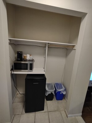 Fridge, microwave, coffee/tea maker - Skyview Motel (Melancthon)