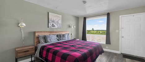 Standard Room, 1 King Bed, Non Smoking | Blackout drapes, free WiFi, bed sheets