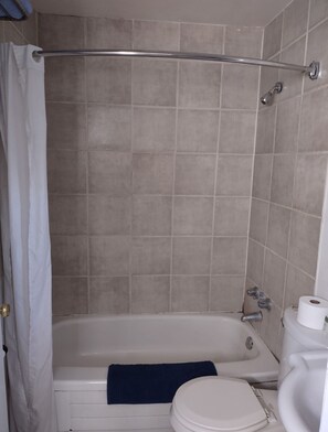 Standard Room, 1 King Bed, Non Smoking | Bathroom