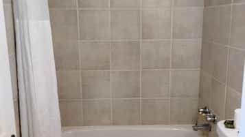 Rom – standard, 1 kingsize-seng, ikke-røyk | Bad | Kombinert dusj/badekar, toalettartikler (inkludert), håndklær og såpe