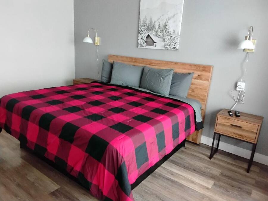 Cortinas blackout, wifi gratis y ropa de cama