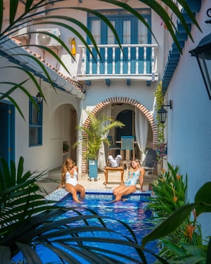 Una piscina al aire libre