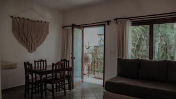 Quarto standard | Área de estar | TV de tela plana 30 polegadas com canais a cabo, TV