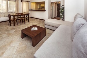 Habitación Deluxe | Zona de estar | Televisión de pantalla plana de 30 pulgadas con canales por cable