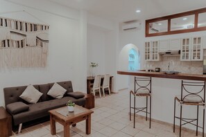 Habitación Premium | Área de sala de estar | Televisión de pantalla plana de 30 pulgadas con canales por cable 