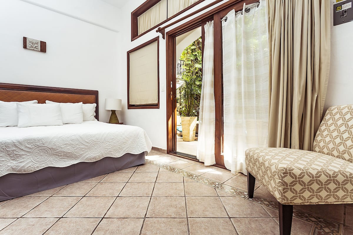 Brankas, setrika/meja setrika, dan tempat tidur bayi gratis
