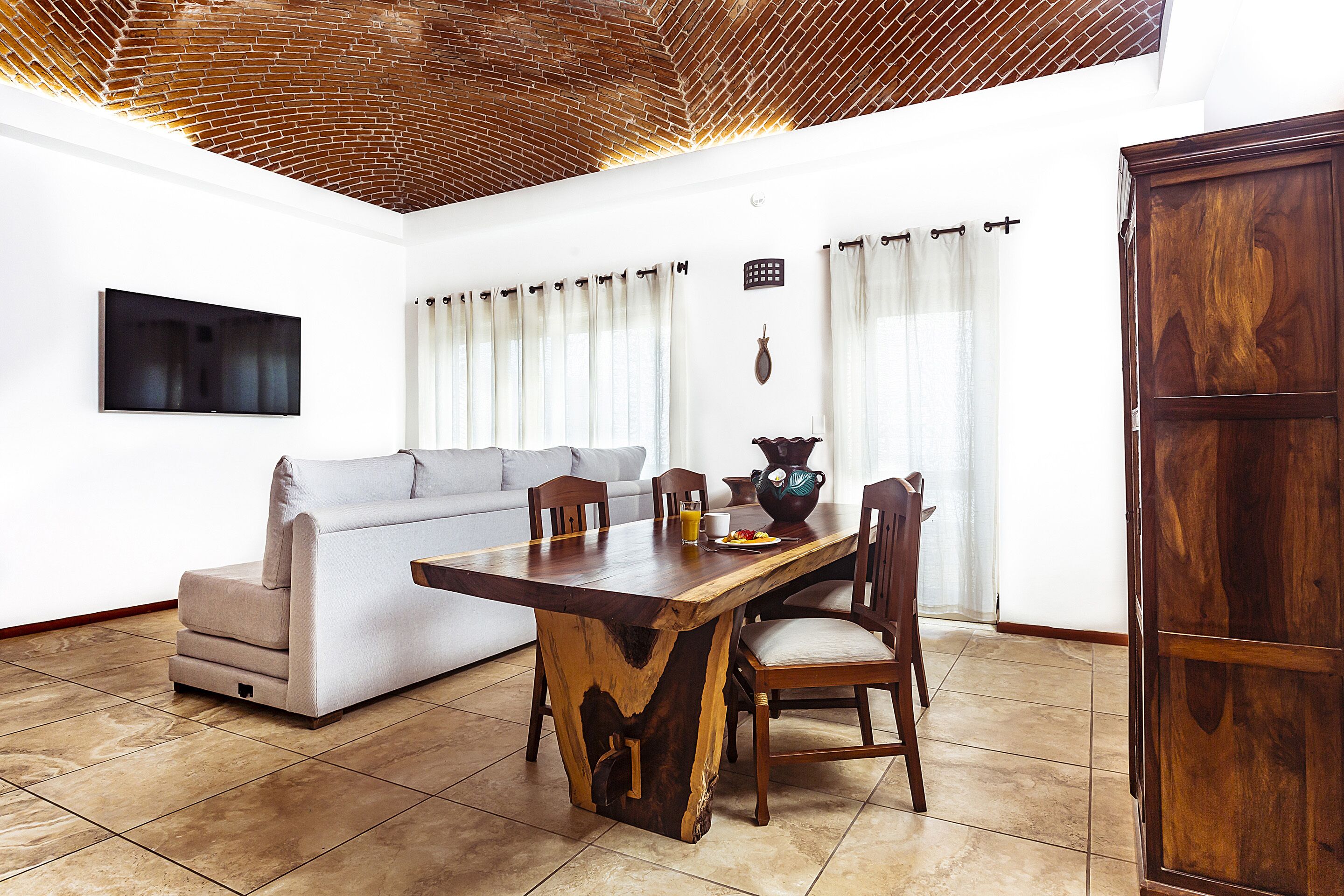 Deluxe Room | Living area | 30-inch flat-screen TV with cable channels, TV