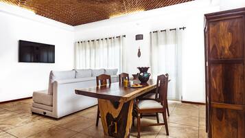 Deluxe Room | Living area | 30-inch flat-screen TV with cable channels, TV