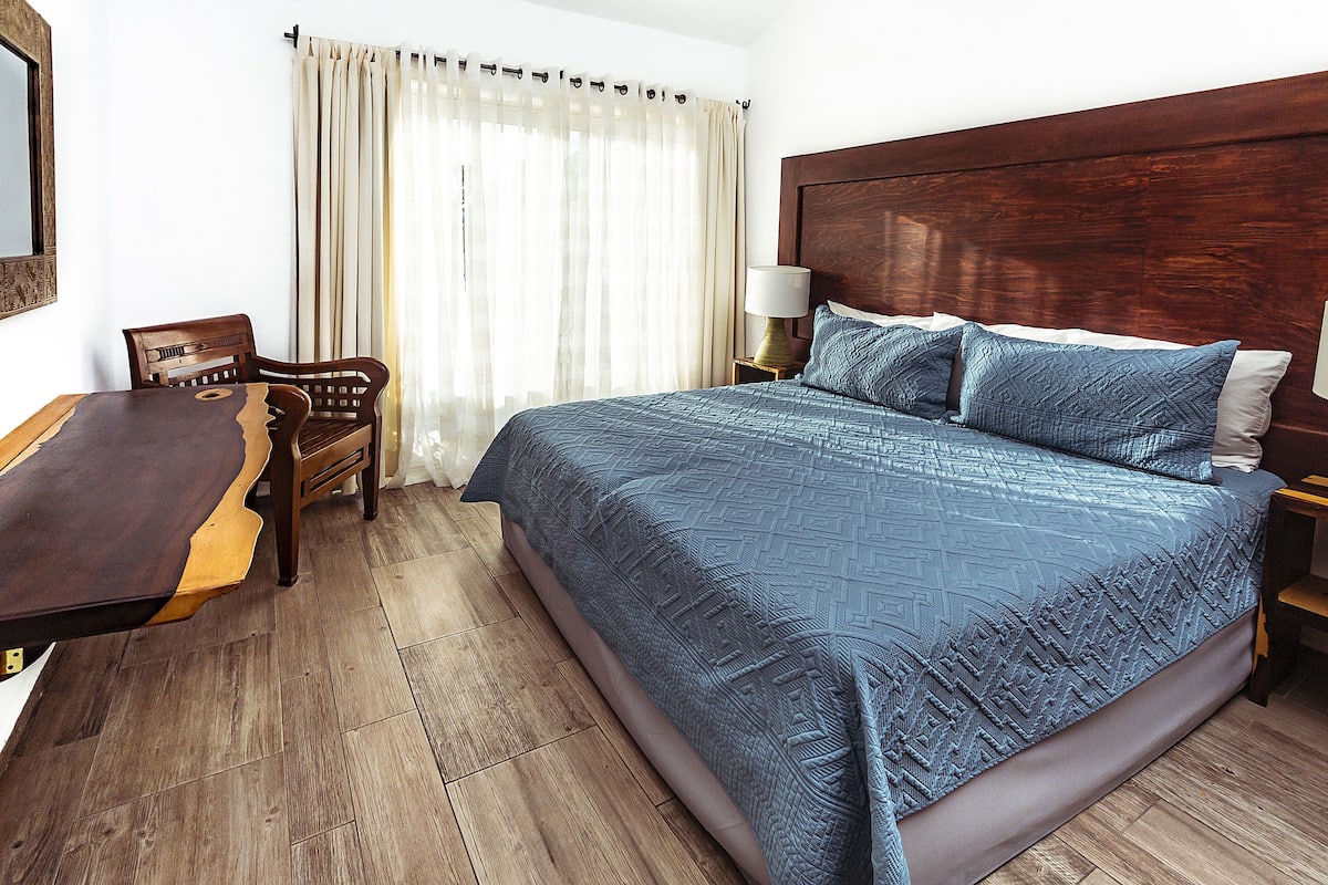 Kamar Standar | Brankas, setrika/meja setrika, dan tempat tidur bayi gratis