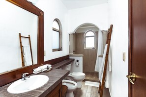Habitación Deluxe | Baño | Ducha, artículos de higiene personal gratuitos y toallas