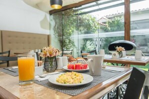 Serveert ontbijt, lunch en diner