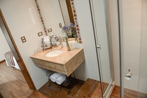 Deluxe Double Room | Bathroom | Shower, free toiletries, hair dryer, towels - Casa Esmeralda By Katari (Cusco)