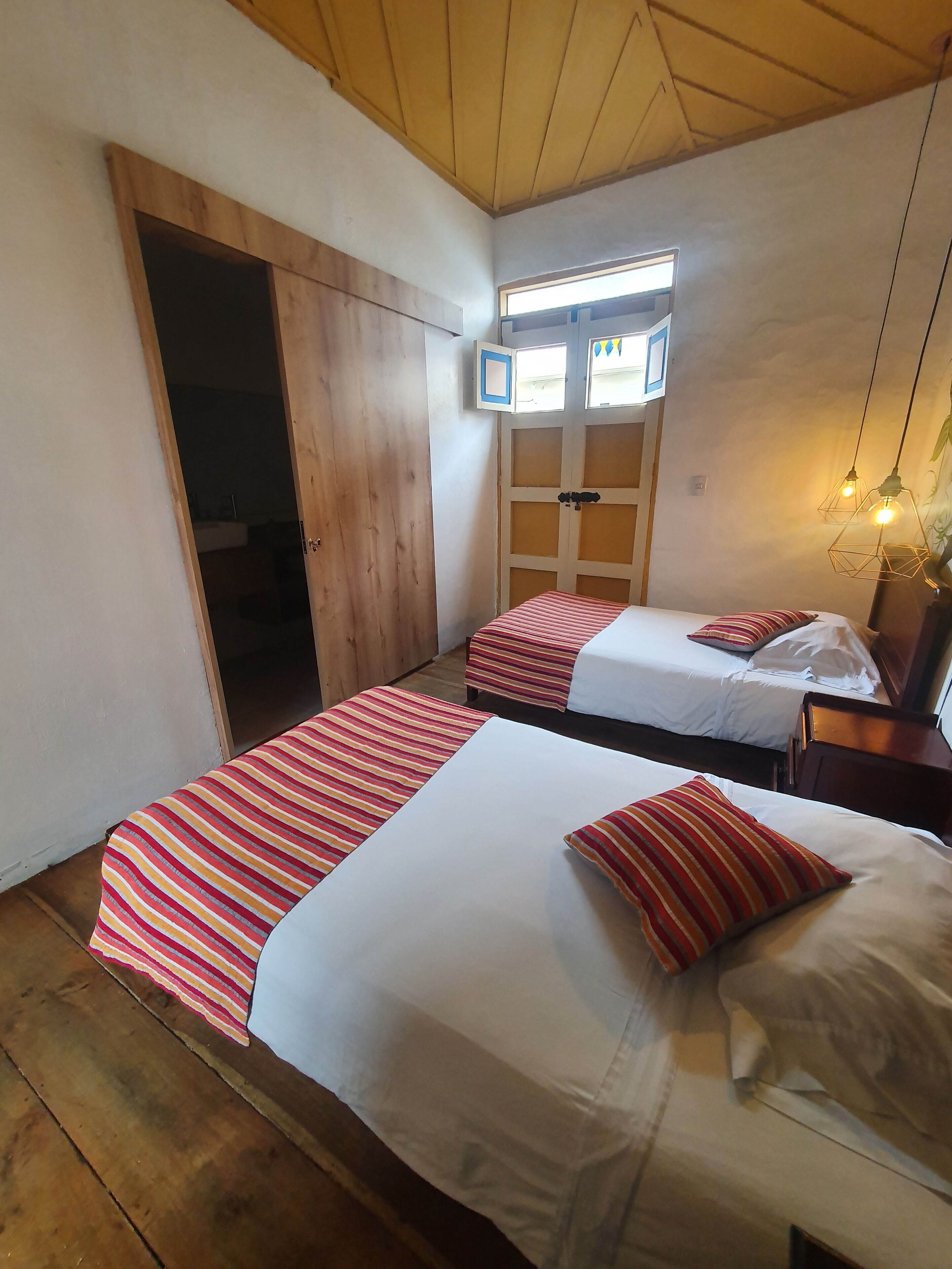 双床房 | 高档床上用品、笔记本电脑工作区、免费 WiFi