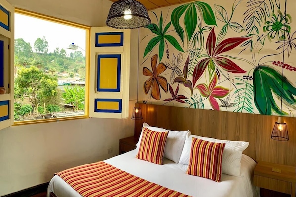 Ropa de cama de alta calidad y espacio para trabajar con laptop