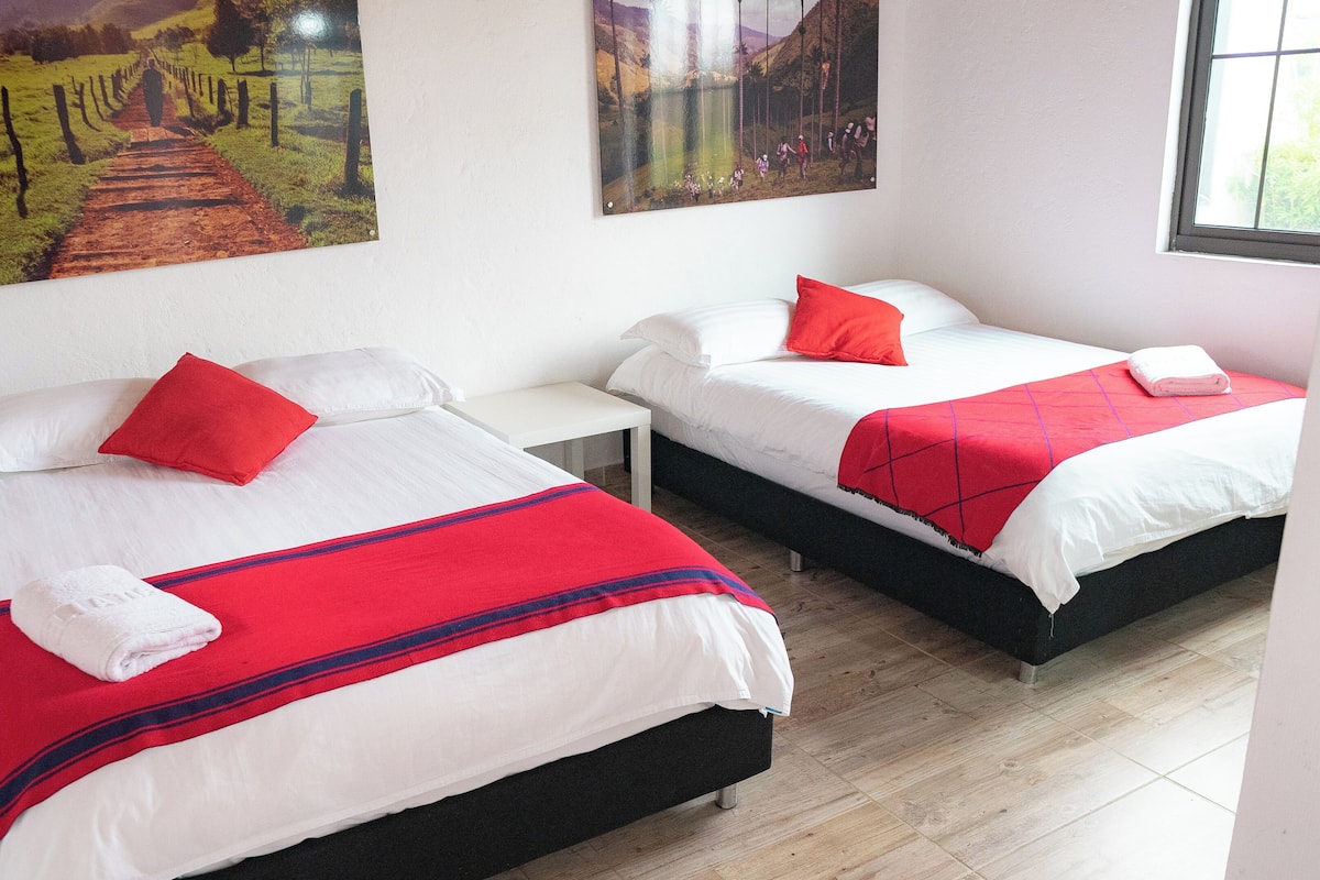 Quarto casal standard, 2 camas de casal | Roupas de cama premium, espaço de trabalho para notebook