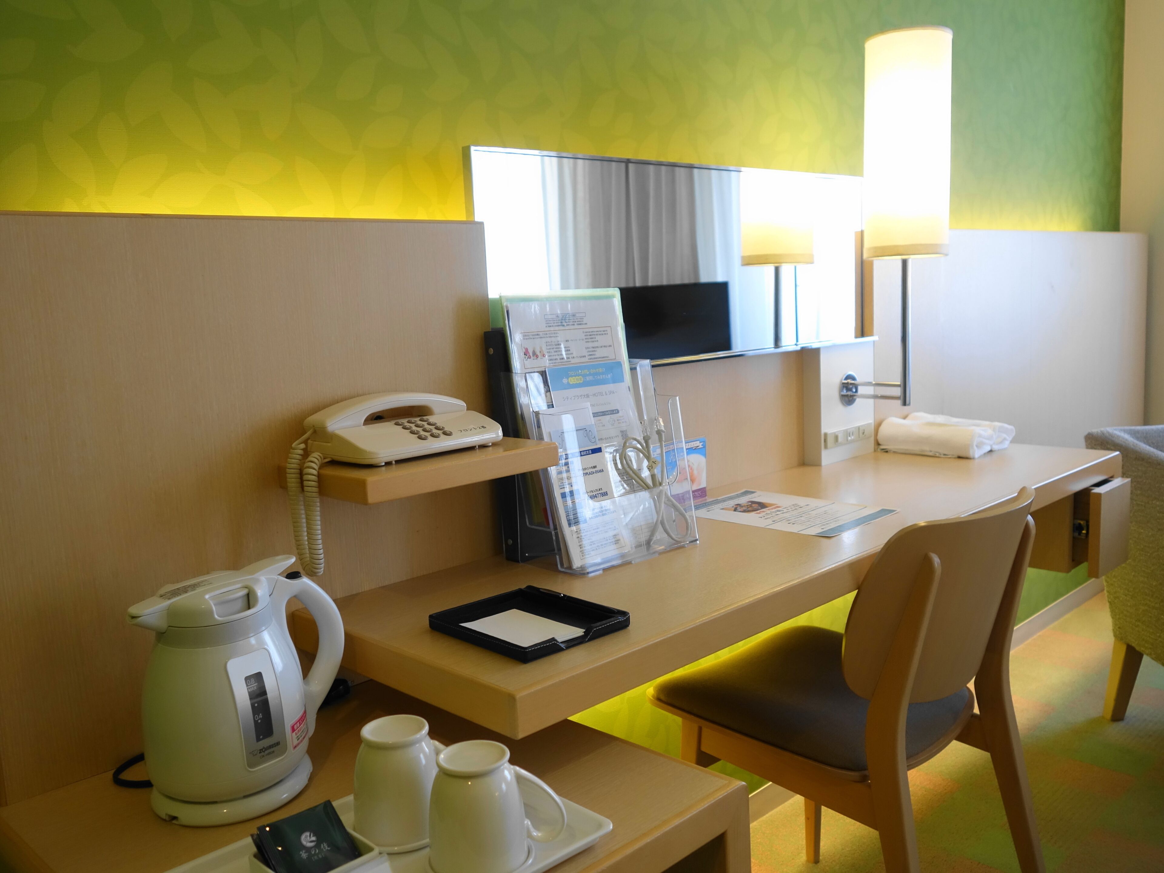 standard twin room (2 single beds), non smoking, city view | living area