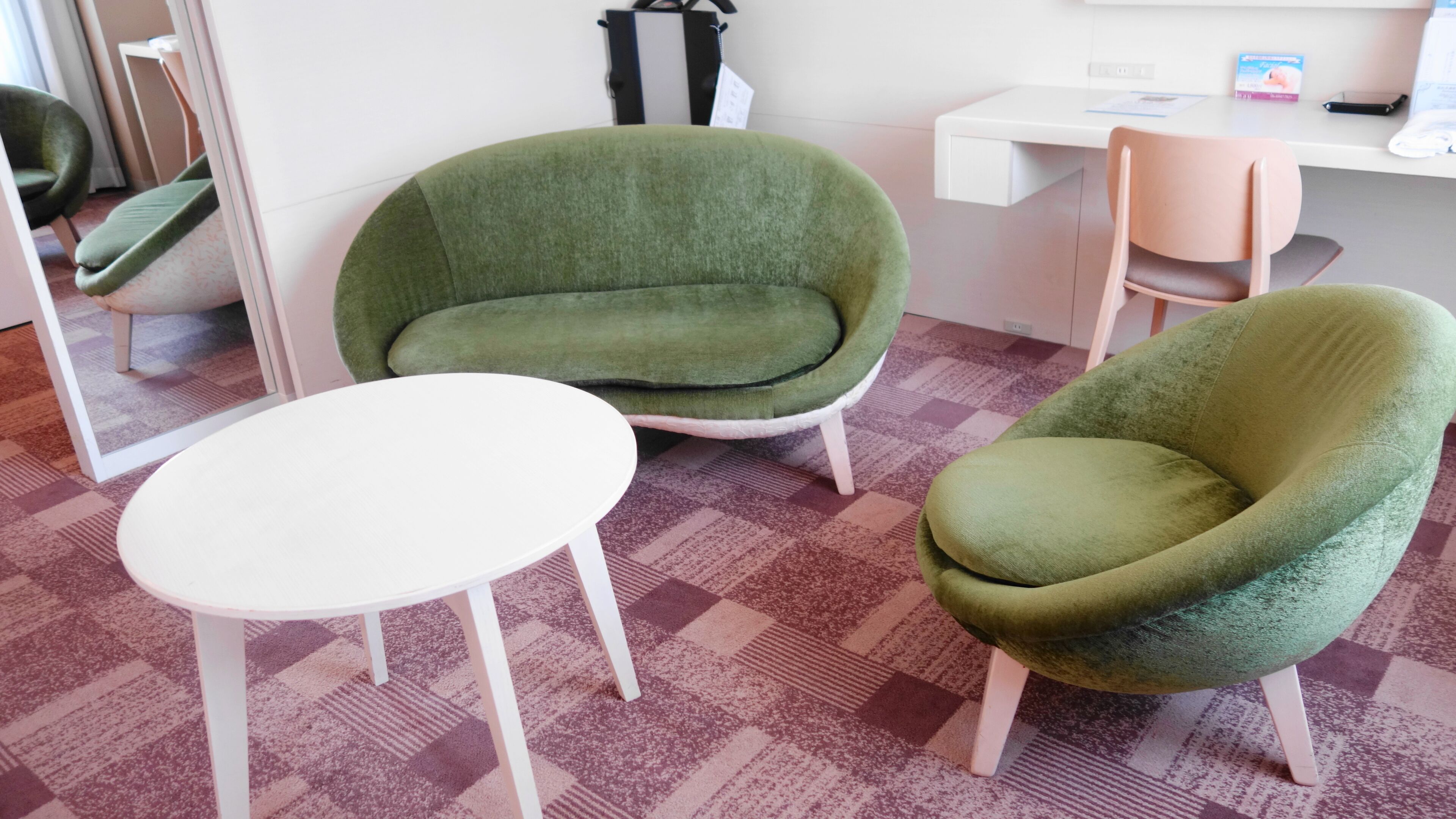 executive twin room, non smoking | living area