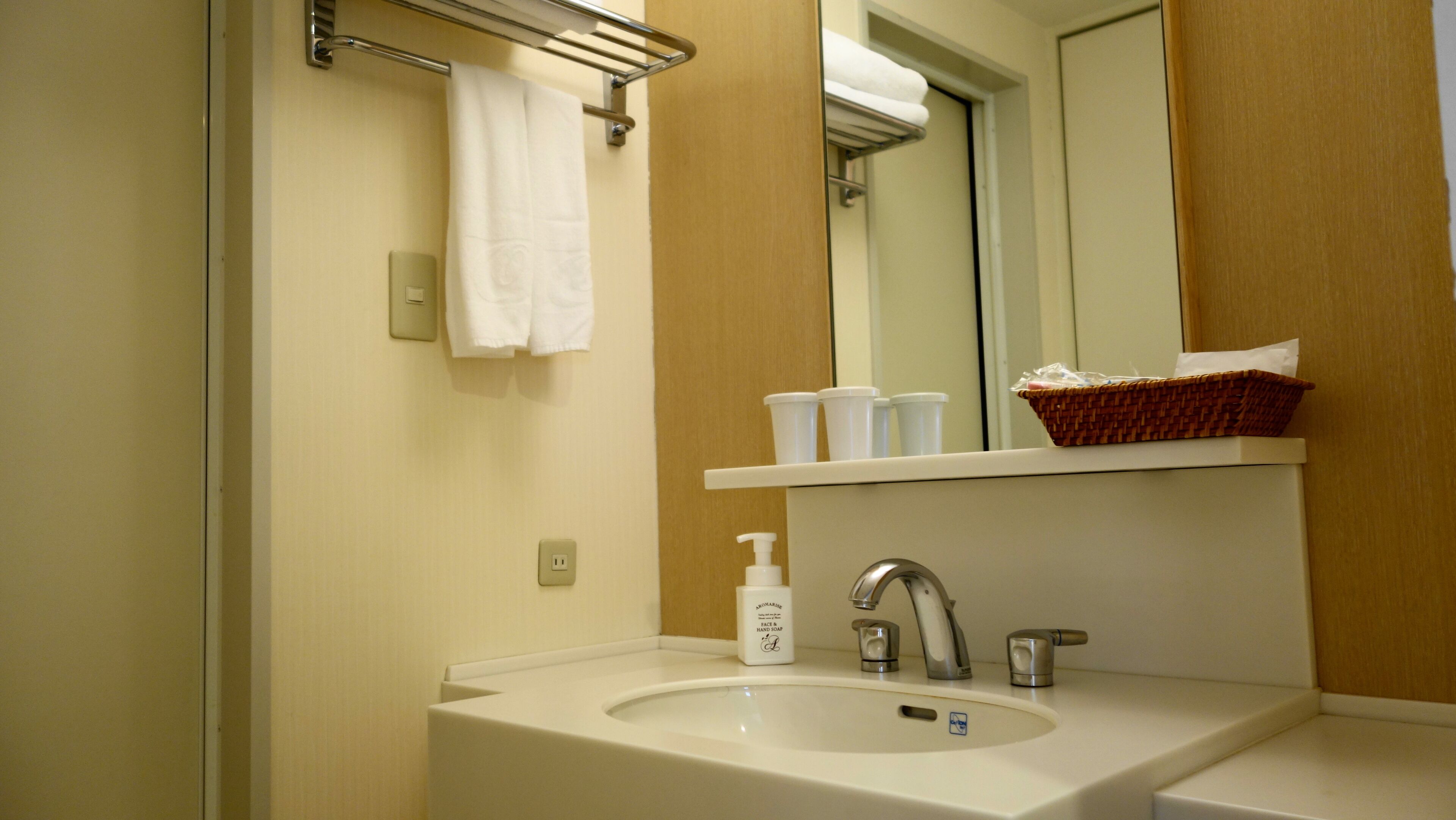 standard twin room (2 single beds), non smoking, city view | bathroom | combined shower/bathtub, deep-soaking bathtub, free toiletries