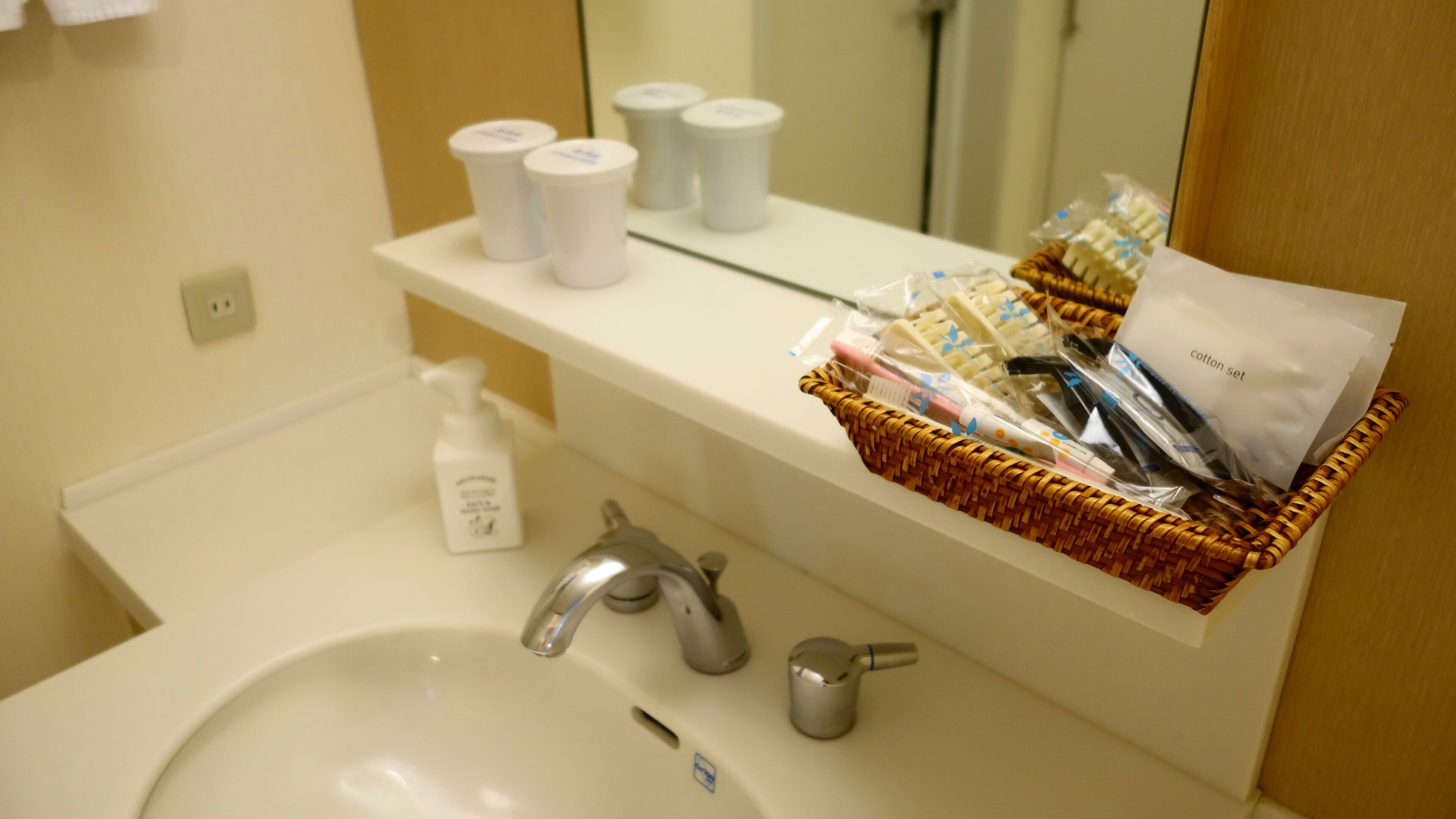 standard twin room (2 single beds), non smoking, city view | bathroom | combined shower/bathtub, deep-soaking bathtub, free toiletries