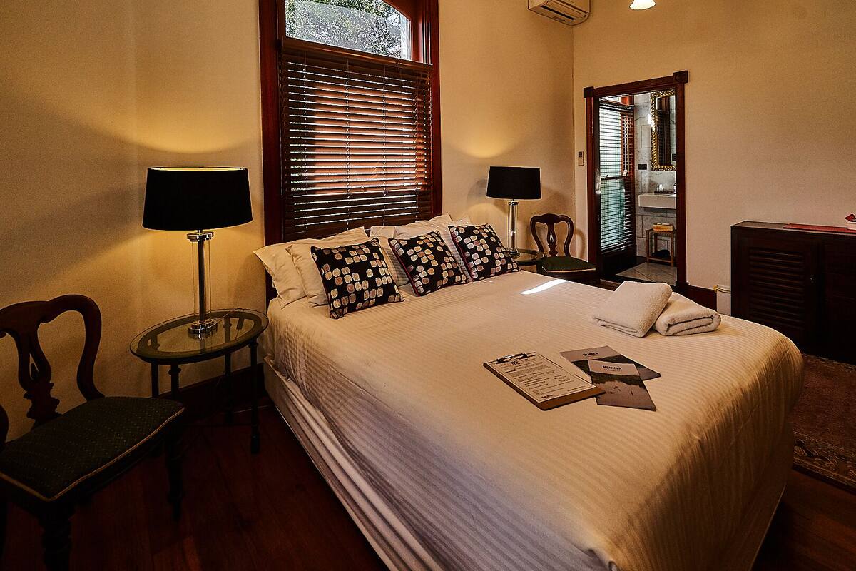 Luxury Suite | Peralatan tempat tidur premium, seterika/papan seterika, Wi-fi percuma